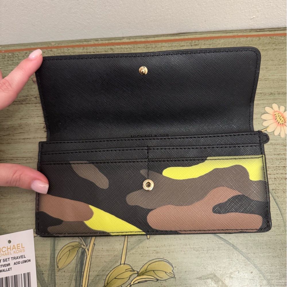 Michael Kors Jet Set Travel Wallet - Picture 8 of 9